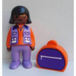 UN001 NIÑA CON MOCHILA P8