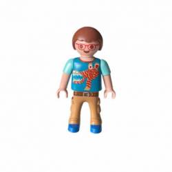 N097 NIÑO CON GAFAS