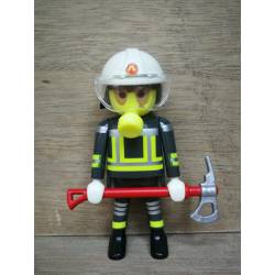 BO006 BOMBERO CON HACHA L10