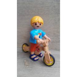 NI002 NIÑO CON BICI